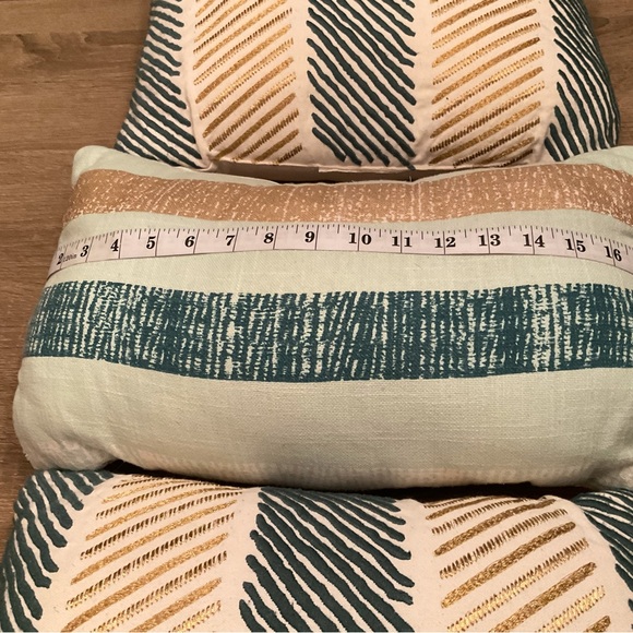 👋🏽 Last Chance👋🏽 Throw Pillow set (3) teal, gold, white - Picture 4 of 7
